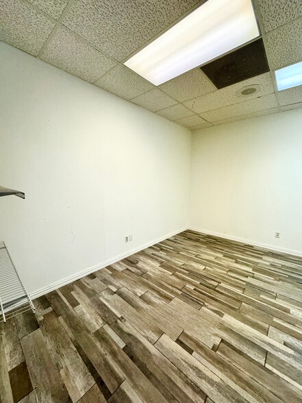 More Photos Of 10606 Shady Trl, Dallas Showroom For Sale