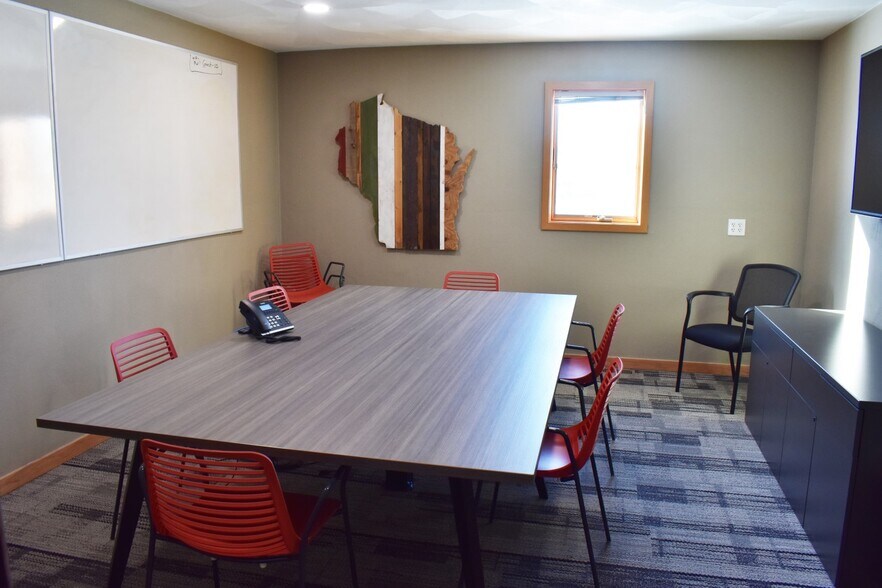 More Photos Of 1305 Excalibur Dr, Janesville Office For Sale