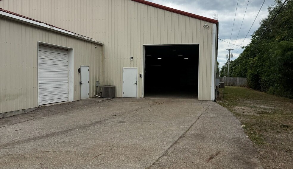 More Photos Of 1407 Mill Race Dr, Salem Showroom For Lease