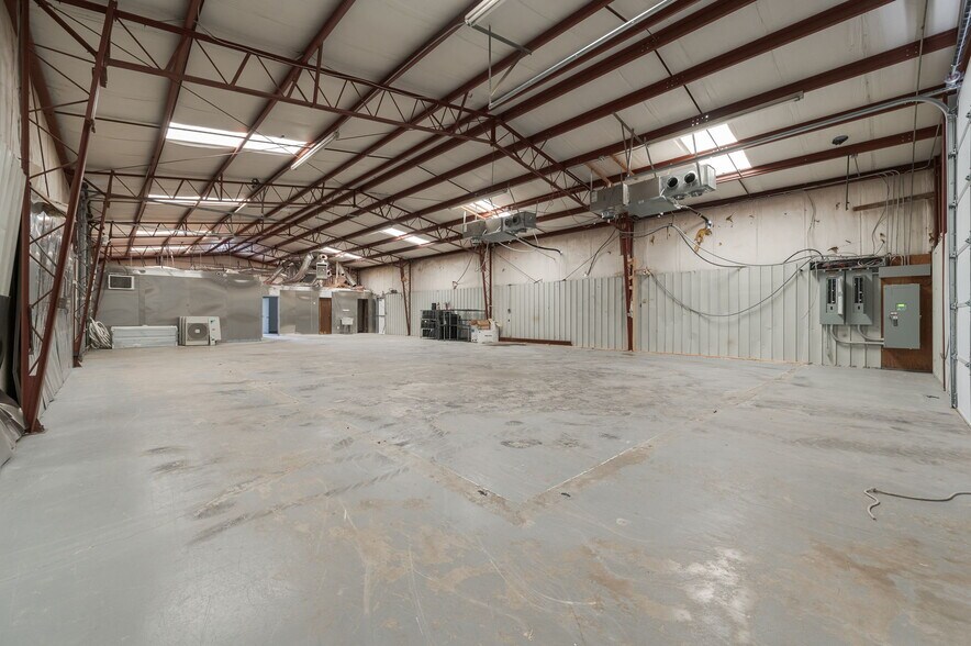 More Photos Of 3600 Valley Park Dr, El Reno Light Distribution For Lease