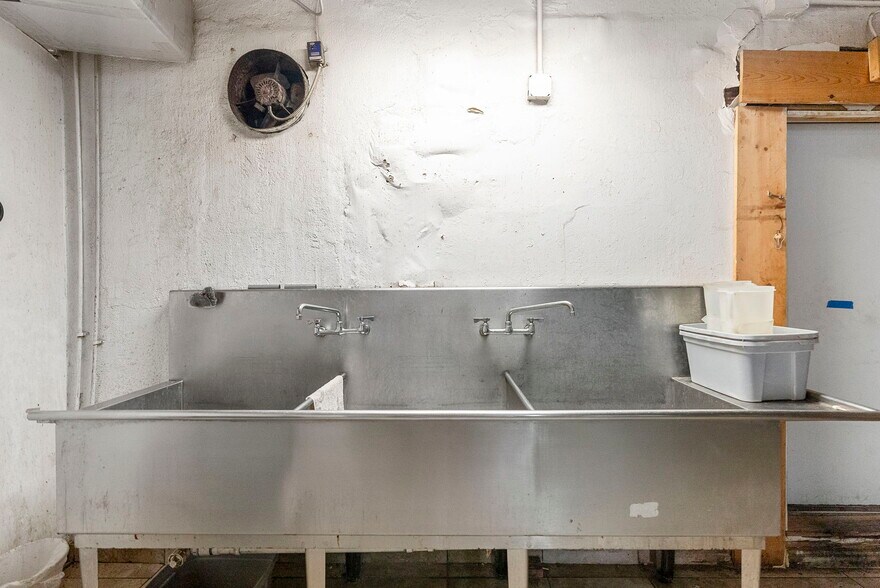 More Photos Of 2814 Main St, Ingleside Storefront For Sale