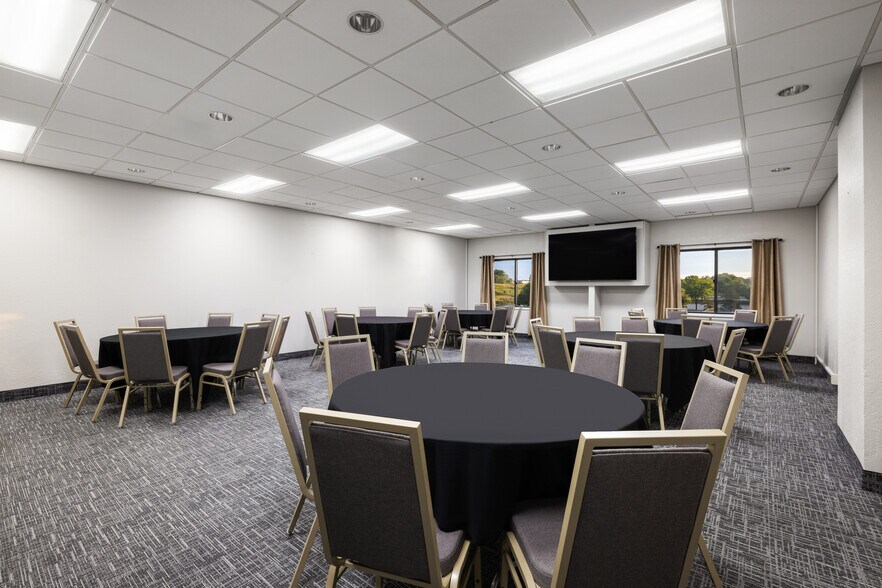 More Photos Of 1244 Canterbury Rd, Shakopee Hotel For Lease