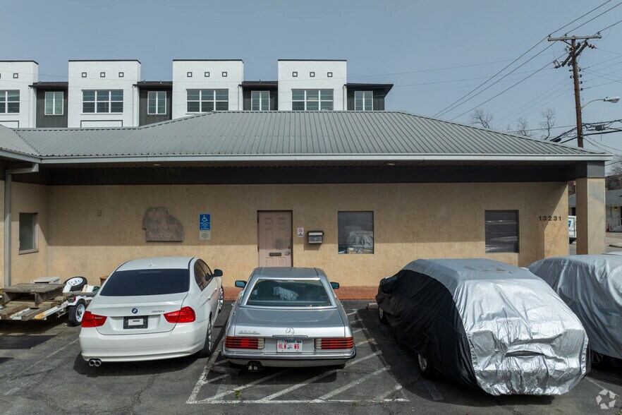 More Photos Of 13231 Bee St, Farmers Branch Industrial For Sale