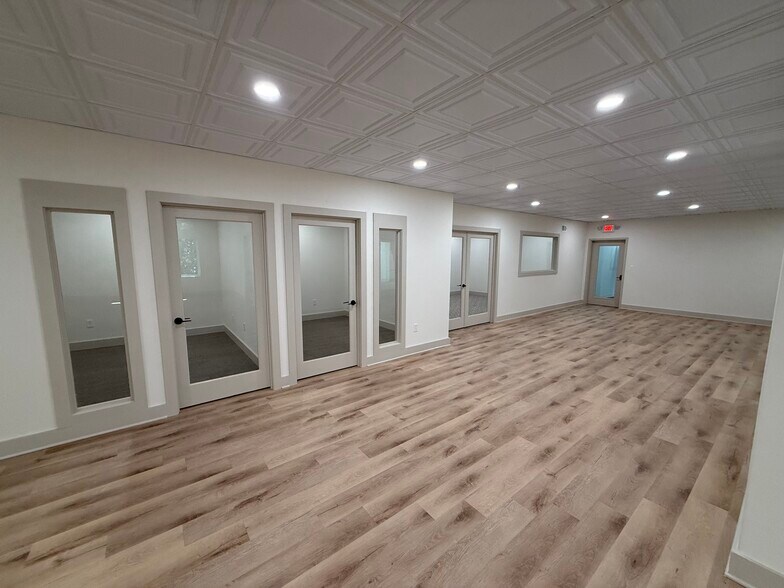 More Photos Of 1792 Woodstock Rd, Roswell Office For Lease