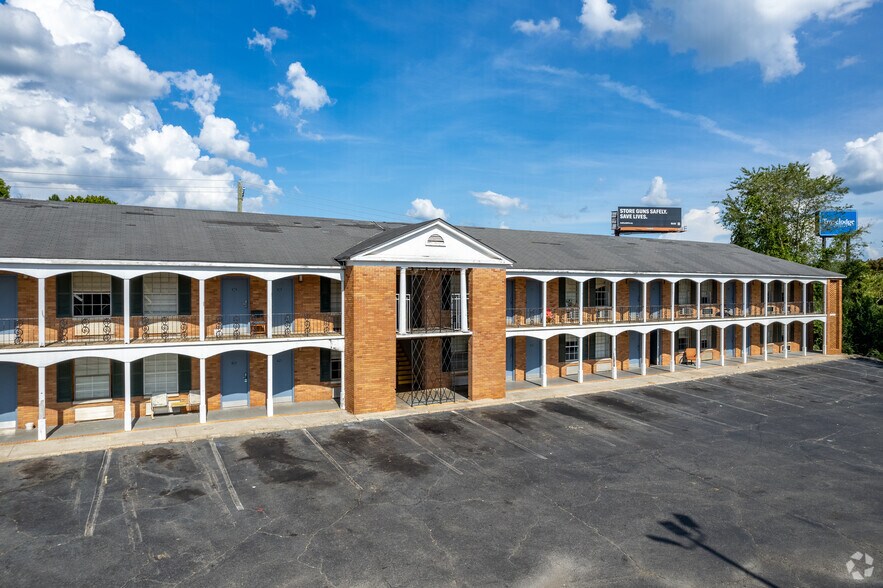 More Photos Of 130 N Frontage Rd, Forsyth Hotel For Sale