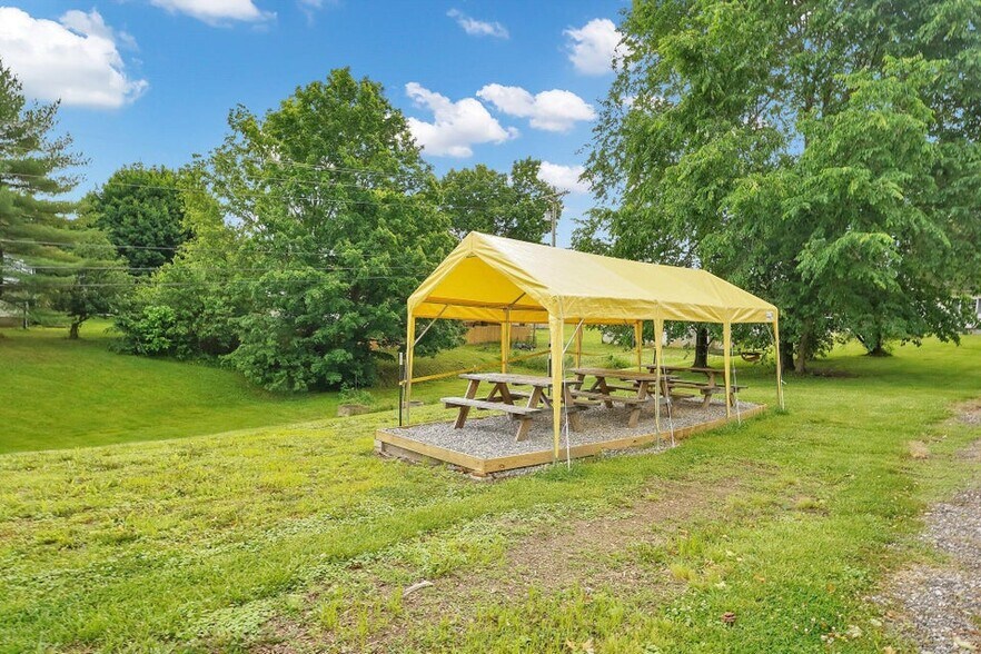 More Photos Of 11850 Walnut St, Adelphi Restaurant For Sale