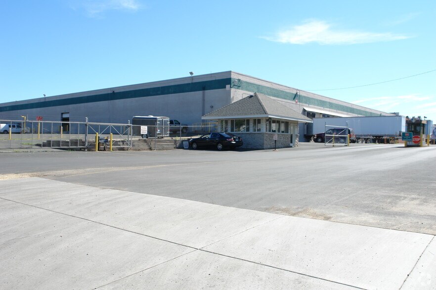 More Photos Of 1024 Hazel St N, Saint Paul Warehouse For Lease