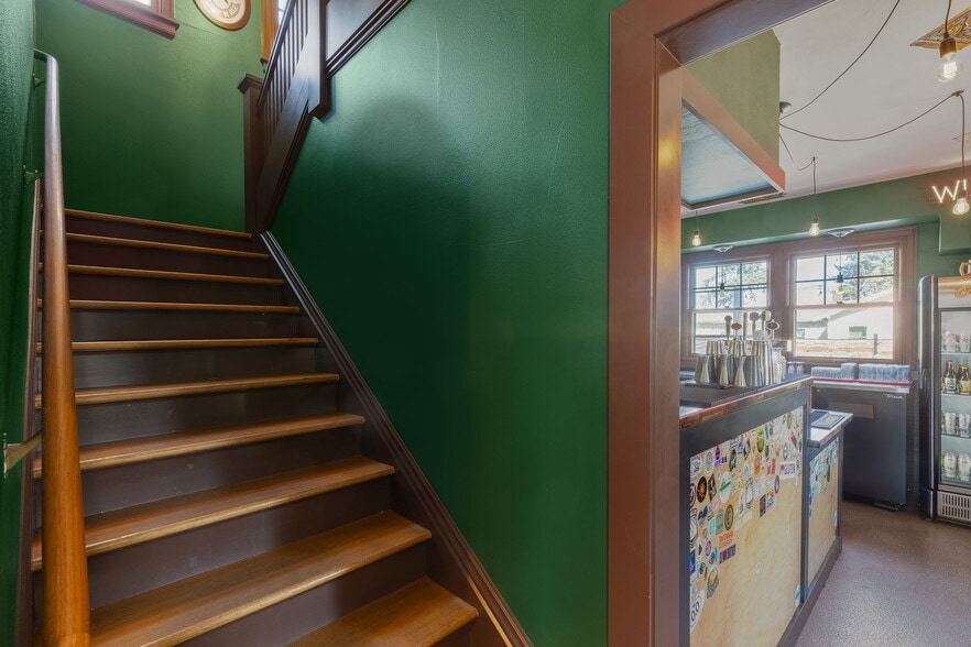 More Photos Of 883 SW Church St, Dallas Restaurant For Sale