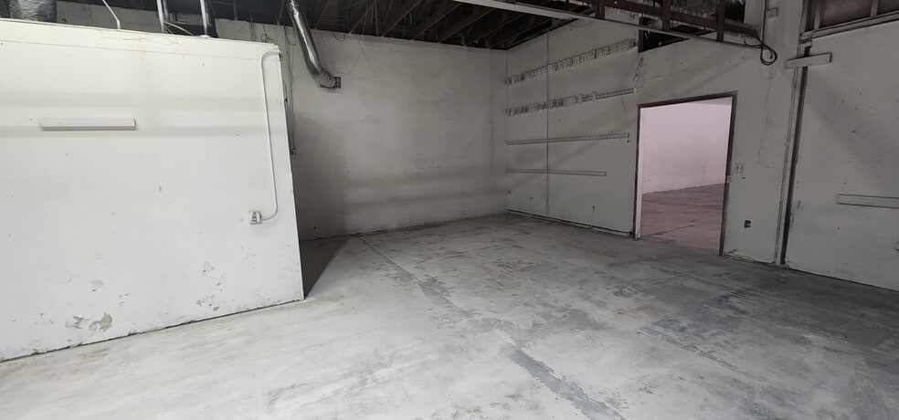 More Photos Of 284 S Center St, Pierson Auto Repair For Lease