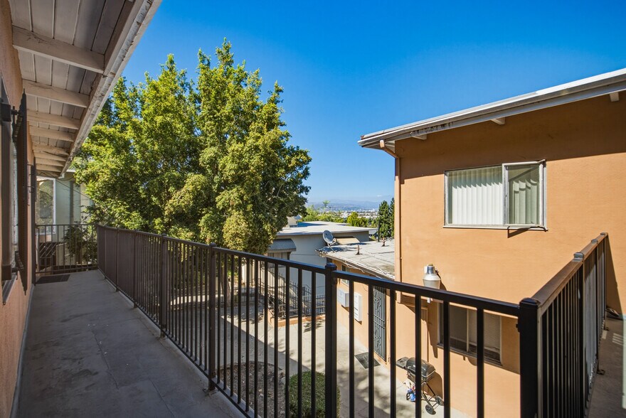 More Photos Of 3815 Don Tomaso Dr, Los Angeles Apartments For Sale