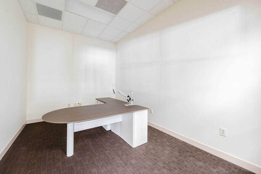 More Photos Of 990-1000 N Federal Hwy, Boca Raton Storefront Retail Office For Lease