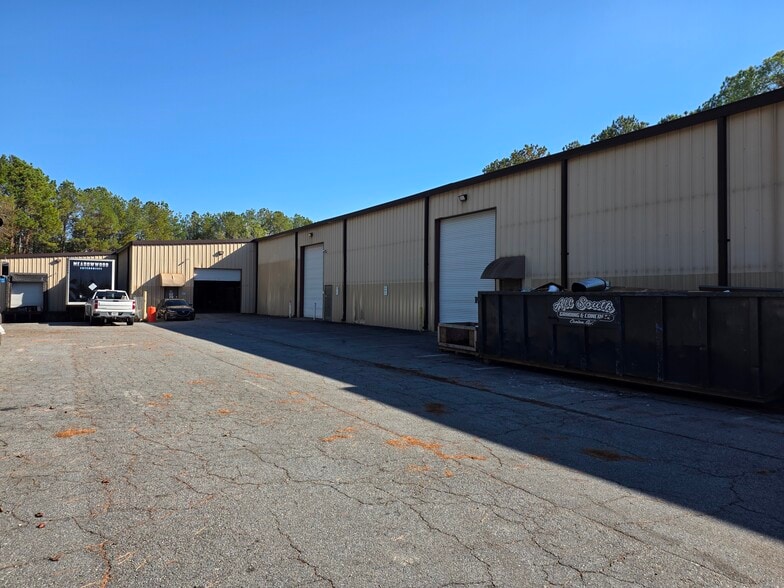 More Photos Of 318 Bell Park Dr, Woodstock Distribution For Lease