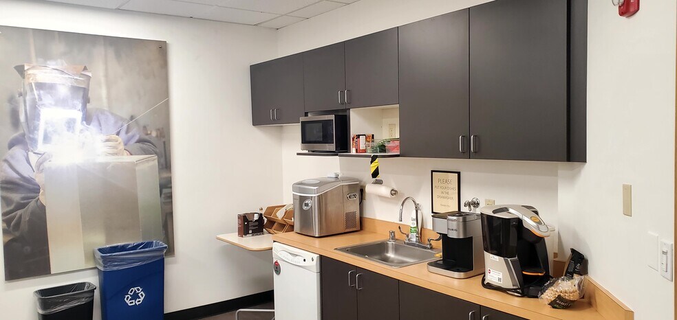 More Photos Of 18000-18064 72nd Ave, Kent Flex For Lease