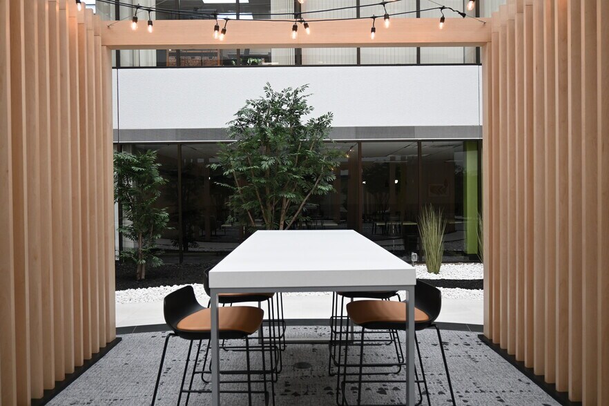 More Photos Of 17197 N Laurel Park Dr, Livonia Office For Lease