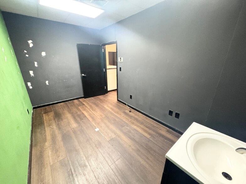 More Photos Of 816 Hempstead Tpke, Franklin Square Office For Sale