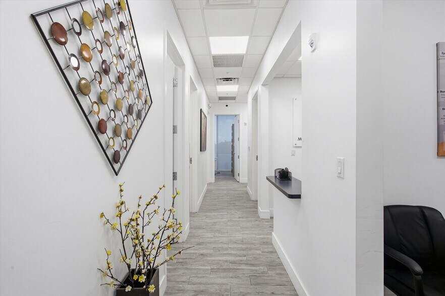 More Photos Of 10450 NW 33rd St, Doral Office For Sale