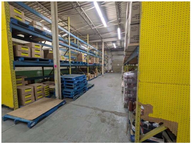 More Photos Of 9200 Rue Charles-de-LaTour, Montréal Warehouse For Lease