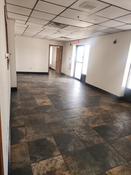 More Photos Of 810-812 SE 3rd St, Lawton Light Manufacturing For Sale