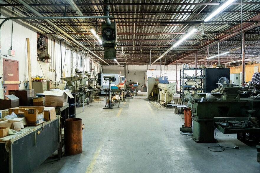 More Photos Of 1630 N Interstate 35 E, Lancaster Flex For Sale