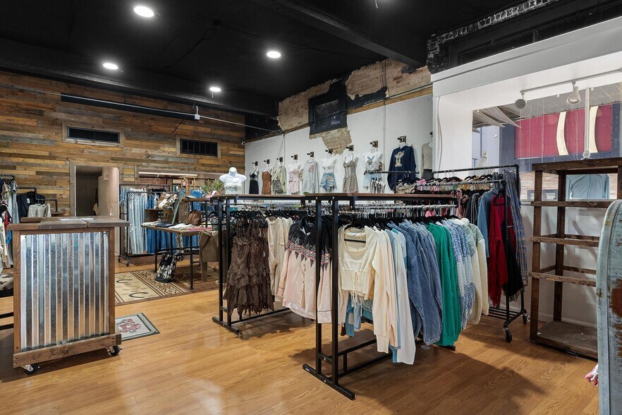 More Photos Of 200 W Main St, Leesburg Storefront Retail Residential For Lease