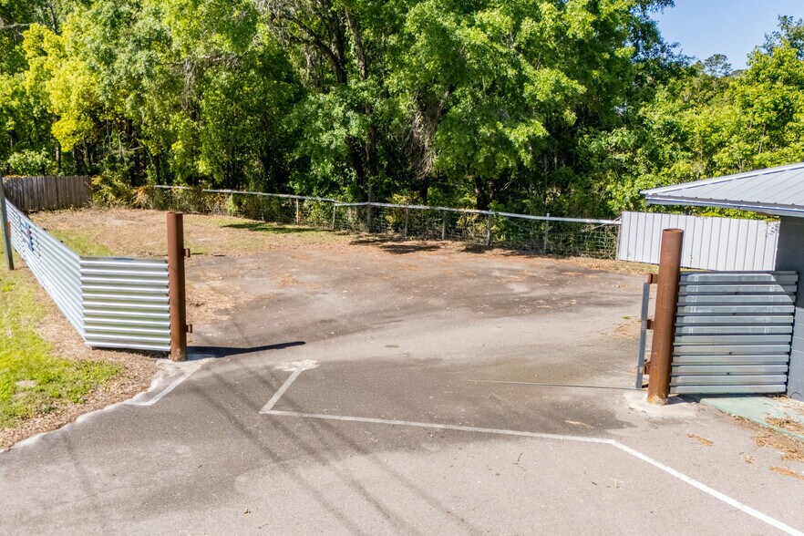 More Photos Of 19510 NE US Hwy 301, Waldo Storefront Retail Office For Sale