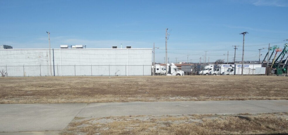 More Photos Of 104 W 10th Ave, North Kansas City Warehouse For Lease