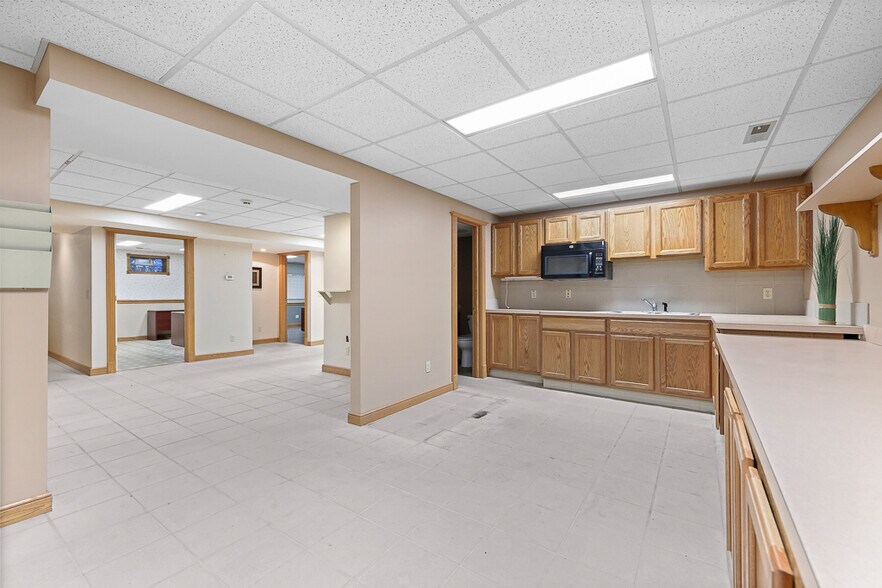 More Photos Of 8050 Corporate Cir, North Royalton Office For Lease