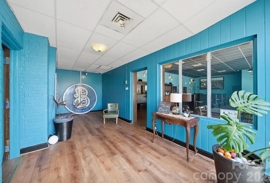 More Photos Of 47 Duke St, Granite Falls Bar For Sale