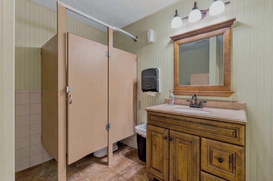 More Photos Of 3401 N Frazier St, Conroe Specialty For Sale