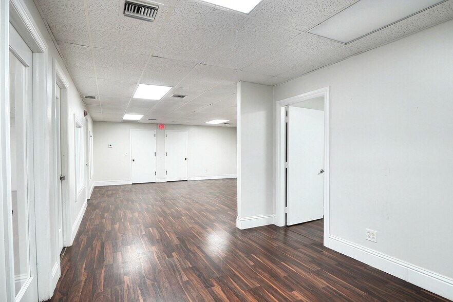 More Photos Of 2826 E Oakland Park Blvd, Fort Lauderdale Office For Sale