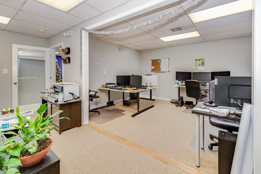 More Photos Of 419 Chatham Square Office Park, Fredericksburg Office For Lease