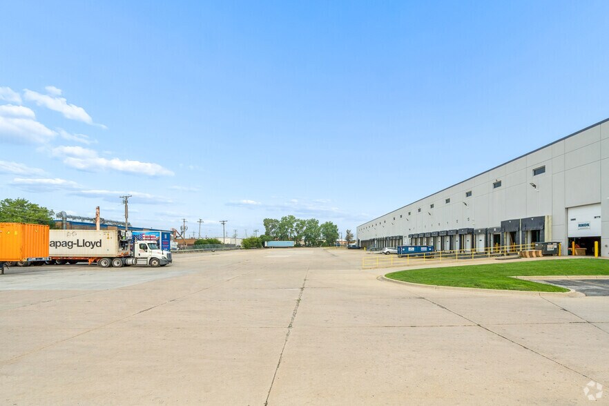 More Photos Of 11101 Franklin Ave, Franklin Park Distribution For Lease
