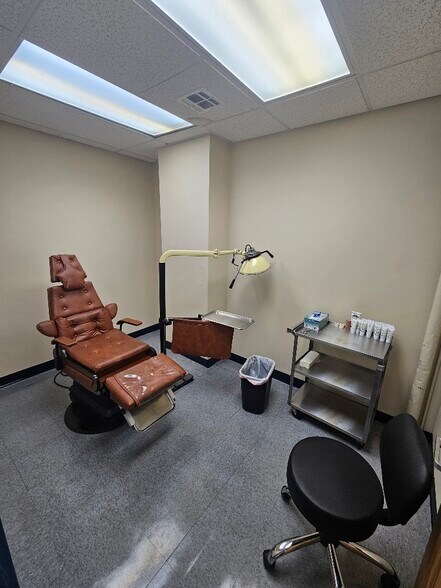 More Photos Of 154 Mineola Blvd, Mineola Storefront Retail Residential For Lease