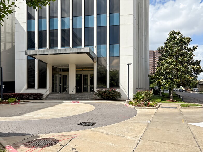 More Photos Of 2100 West Loop South, Houston Coworking Space