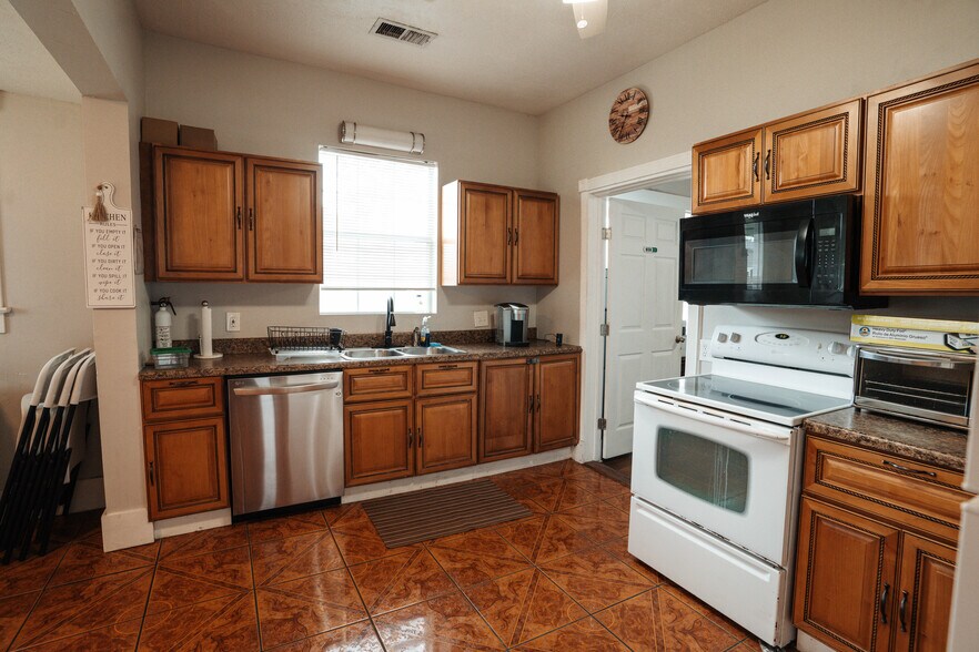 More Photos Of 8432 Park Place Blvd, Houston Office For Sale