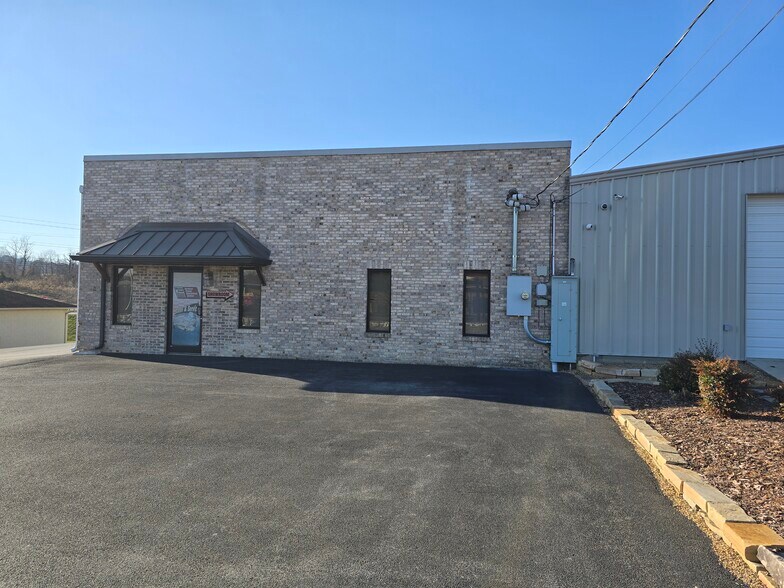 More Photos Of 115 Mary St, Johnson City Flex For Lease