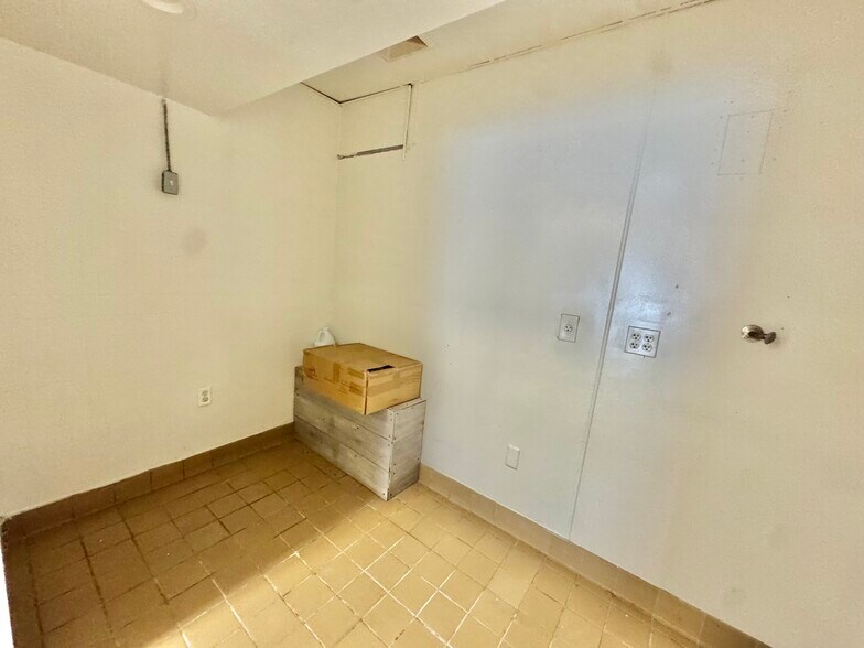 More Photos Of 7511-7513 Metropolitan Ave, Middle Village Storefront Retail Office For Sale