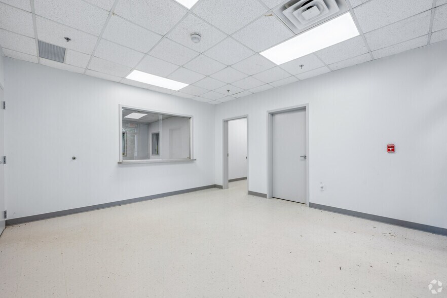 More Photos Of 125 Southside Ct, McDonough Distribution For Lease