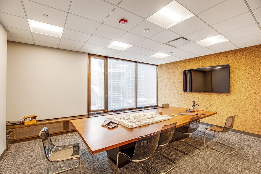 More Photos Of 55 W Wacker Dr, Chicago Office For Sale