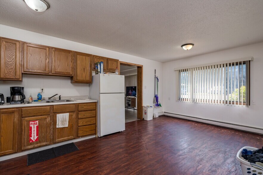 More Photos Of 3200 S Maple Ave, Slayton Apartments For Sale