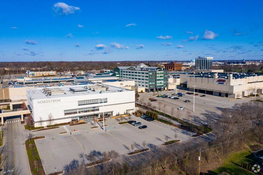 More Photos Of 2500 N Mayfair Rd, Wauwatosa Office For Lease