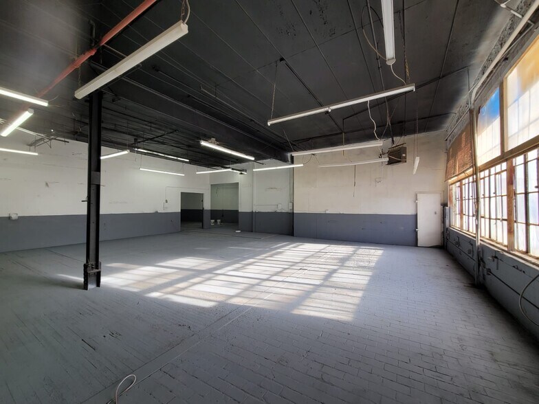 More Photos Of 830 Barry St, Bronx Warehouse For Lease