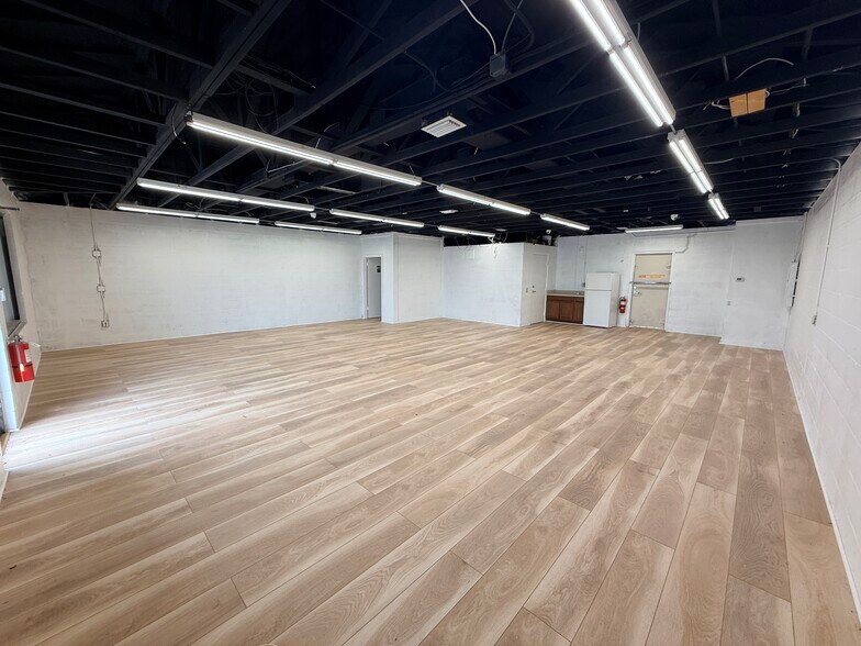 More Photos Of 142 S Moon Ave, Brandon General Retail For Sale