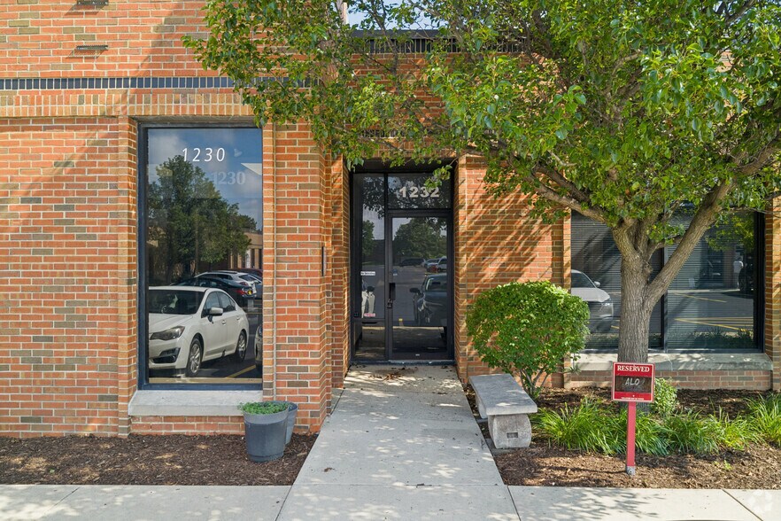 More Photos Of 1200-1258 Remington Rd, Schaumburg Light Distribution For Lease