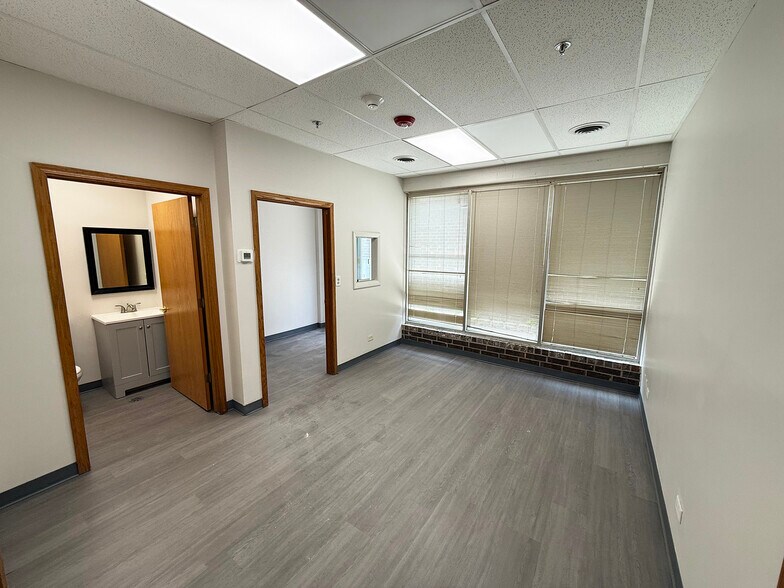 More Photos Of 2095-2119 Stonington Ave, Hoffman Estates Warehouse For Lease