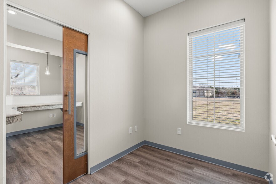 More Photos Of 918 E Pleasant Run Rd, Cedar Hill Medical For Lease