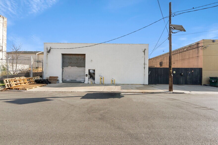 More Photos Of 96 Parkhurst St, Newark Warehouse For Lease