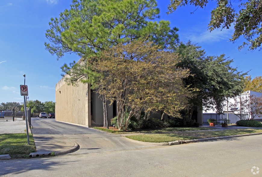 More Photos Of 3914 Fairhill Dr, Houston Office For Lease