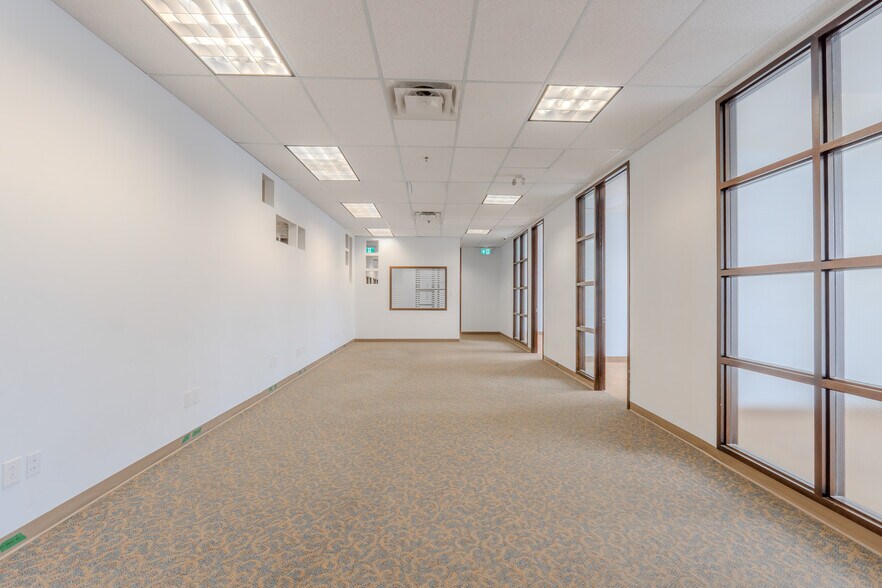 More Photos Of 3370-3418 Boul Industriel, Laval Light Distribution For Lease