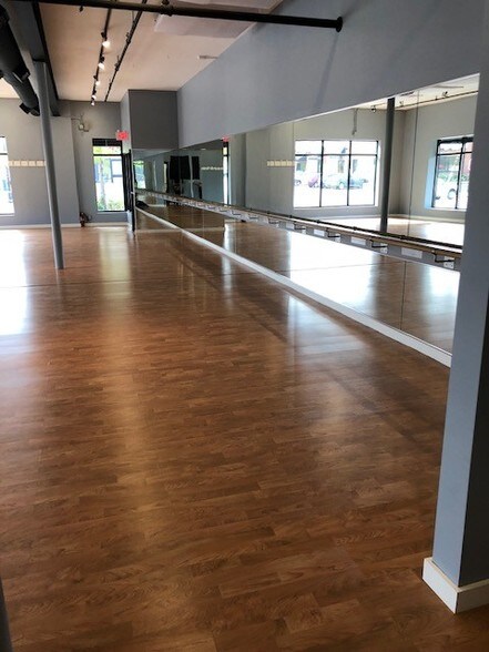 More Photos Of 5806-5810 W 36th St, Minneapolis Freestanding For Lease